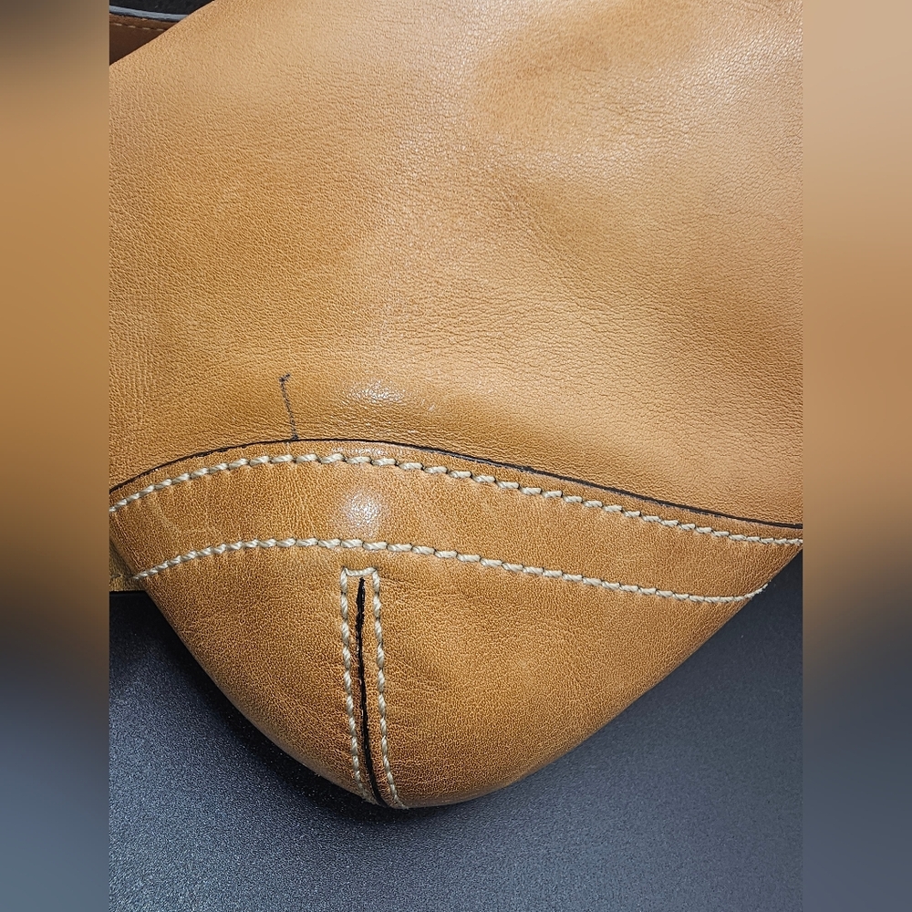 Vintage Coach Soho Flap leather shoulder bag in a British Tan color. - Picture 8 of 15